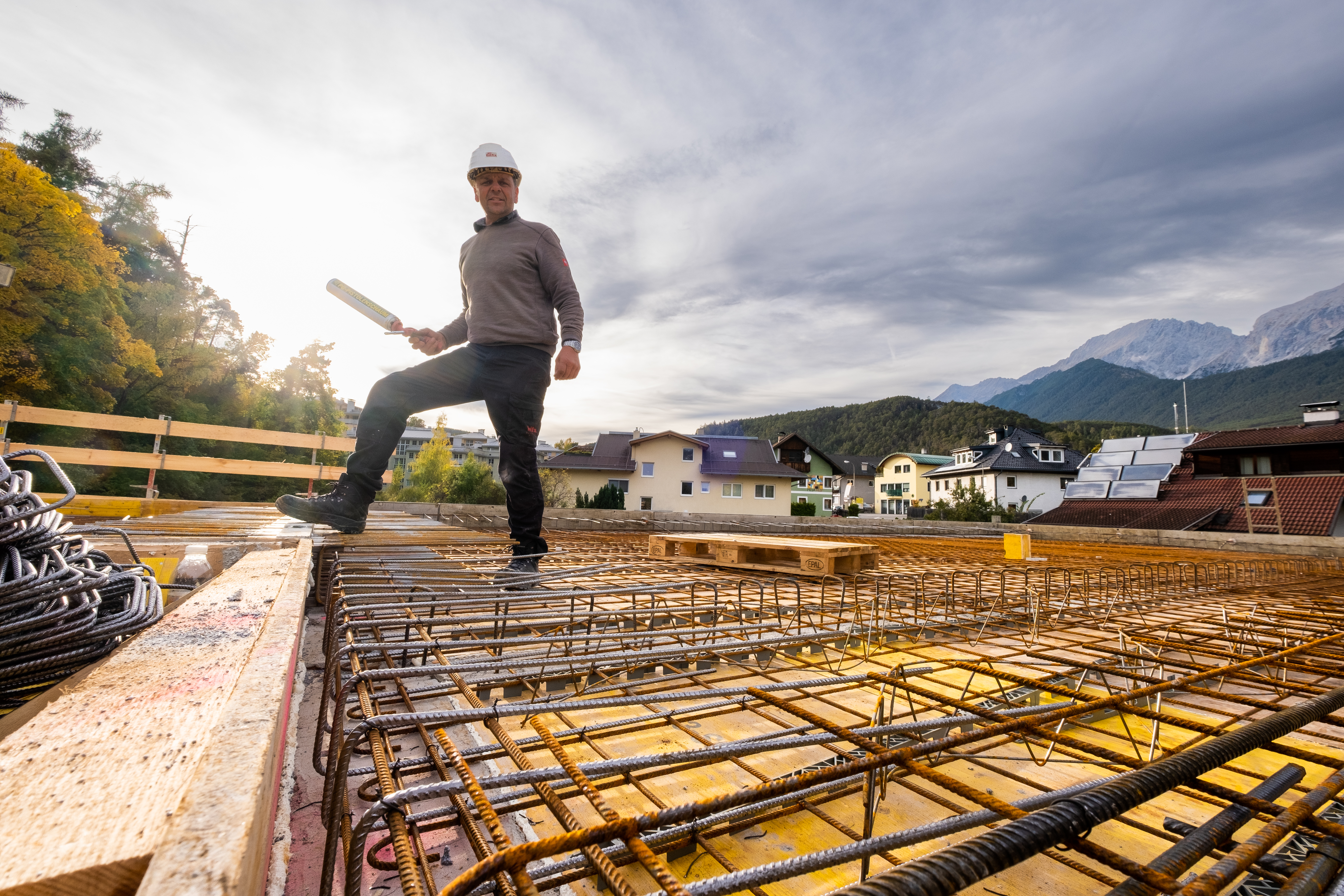 Bauleiter auf Baustelle im Gegenlicht