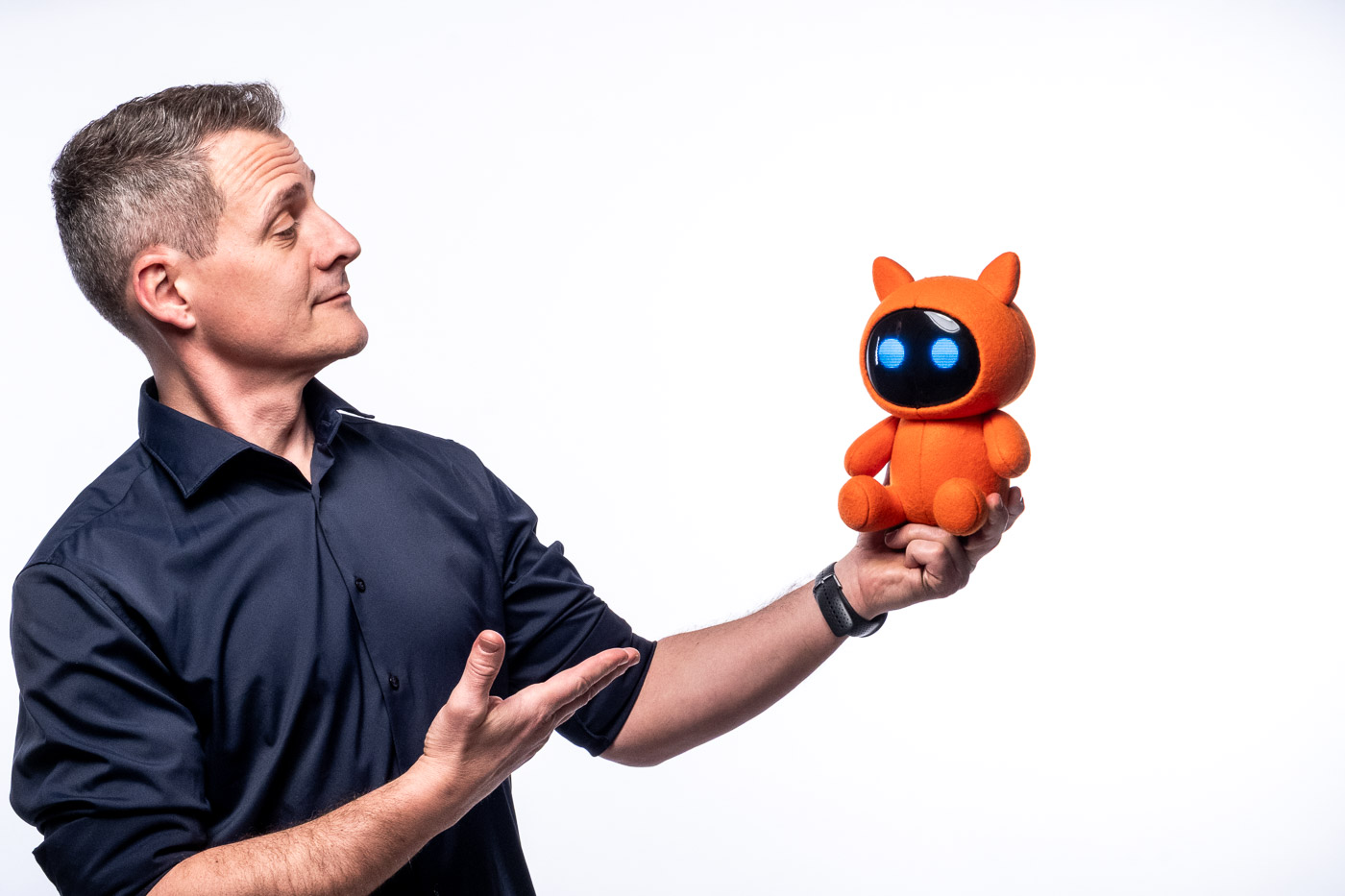 Mann mit orangem Roboter